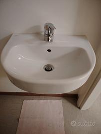 piccolo lavandino con rubinetto