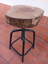 Sgabello con seduta in legno