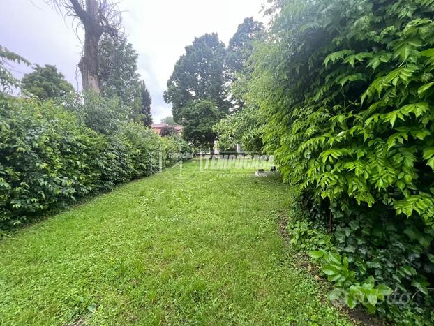 Porzione di ampie metrature con giardino