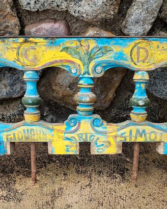 antico frontale di carro agricolo.