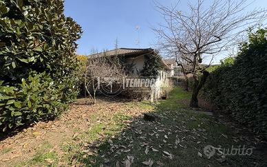 VILLA SINGOLA DI 4 LOCALI CON TAVERNA E GIARDINO