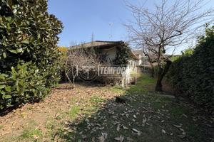 VILLA SINGOLA DI 4 LOCALI CON TAVERNA E GIARDINO