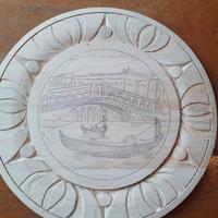 Scultura in legno fatta pitturata e tagliata