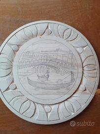 Scultura in legno fatta pitturata e tagliata