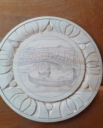 Scultura in legno fatta pitturata e tagliata