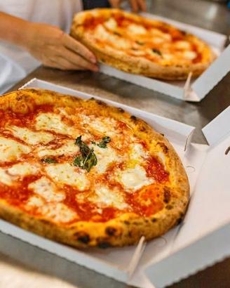 Pizzeria delivery con laboratorio attrezzato