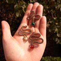 Serpenti di rame con perla - ciondoli fatti a mano