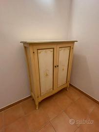 Mobile a ripiani dipinto a mano 