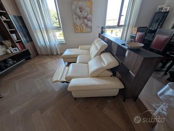 DIVANO 3 POSTI ECOPELLE CON CHAISE LONGUE  