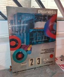 Calendario perpetuo Planeta vintage space age 3D

