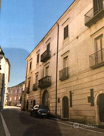 Palazzo Storico con Giardino di 16.000 mq