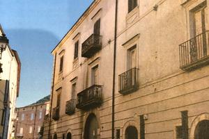 Palazzo Storico con Giardino di 16.000 mq