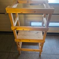 sgabello montessoriano bambina