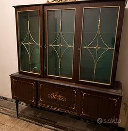 Vetrina con mobile stile liberty