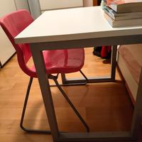 Scrivania e sedia