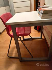 Scrivania e sedia