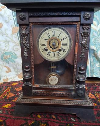 Antico orologio da tavolo o camino