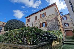 Rustico / Casale di 300 m² con 4 locali e box auto