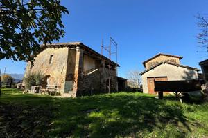 Rustico / Casale di 487 m² con 4 locali e box auto