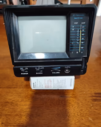 piccolo televisore portatile 