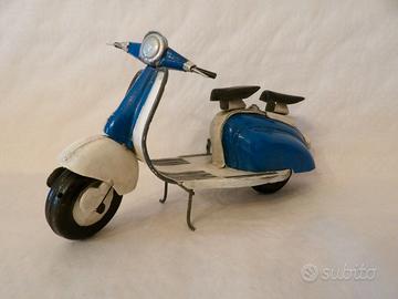 Modello in miniatura di moto scooter vespa 