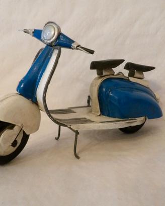 Modello in miniatura di moto scooter vespa 