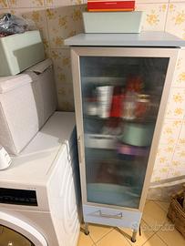 Mobiletto IKEA bagno celeste e vetro