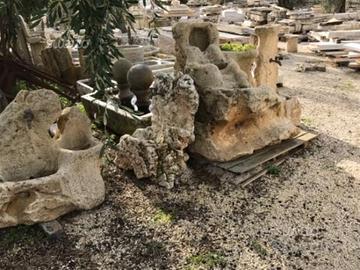 La cascata e la fontana in pietra