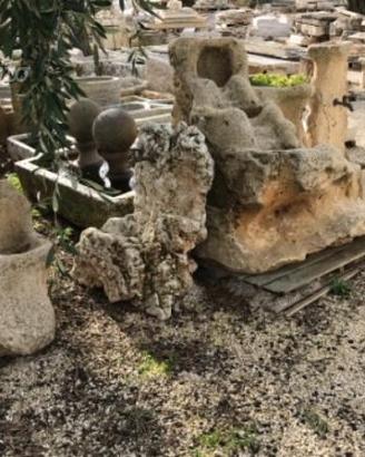 La cascata e la fontana in pietra