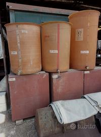 Botti in vetroresina e di cemento per vino