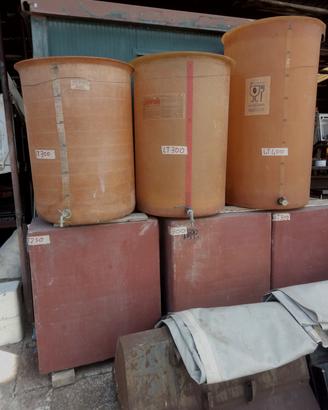 Botti in vetroresina e di cemento per vino
