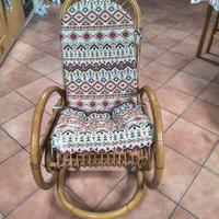 Sedia a dondolo con cuscino