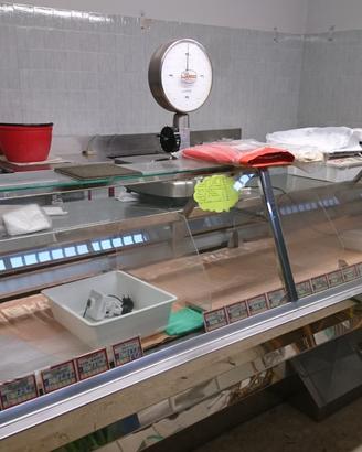 Attrezzature macelleria con cella frigorifera