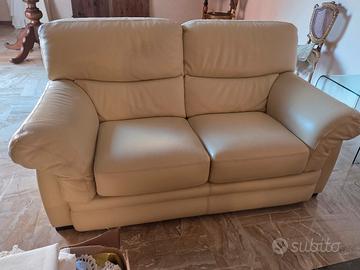 due divani a due posti l uno, fior di pelle 