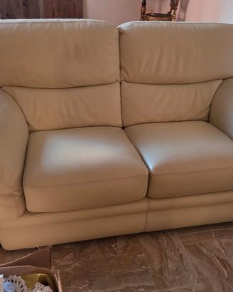 due divani a due posti l uno, fior di pelle 