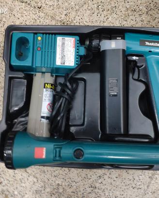 Makita avvtitatore e torcia9.6