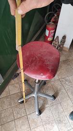 Vari tipi di sgabello e sedi regolabile in metallo