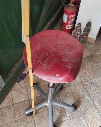 Vari tipi di sgabello e sedi regolabile in metallo