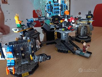 Batman Cave Lego con personaggi