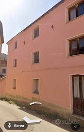 Palazzina su 3 livelli con cortili e posti auto