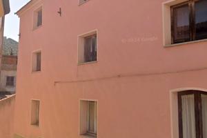 Palazzina su 3 livelli con cortili e posti auto