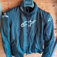 quattro giubbotti e due caschi moto 