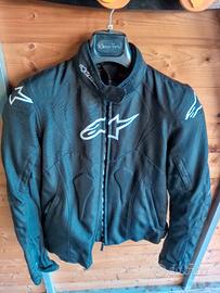 quattro giubbotti e due caschi moto 