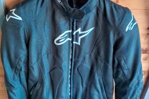 quattro giubbotti e due caschi moto 