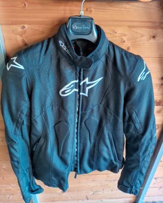 quattro giubbotti e due caschi moto 