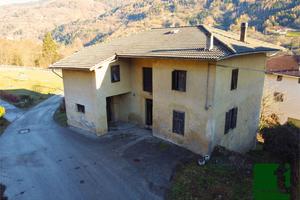 SPAZIOSA VILLA SINGOLA CON GIARDINO