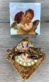 Bambino Gesù su cuscino con scatolo dedicato