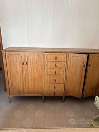 Credenza in legno chiaro con cassettiera centrale