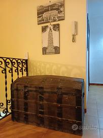 Baule antico in legno e ferro, coperchio bombato