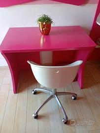 Scrivania con attrezzatura da parete